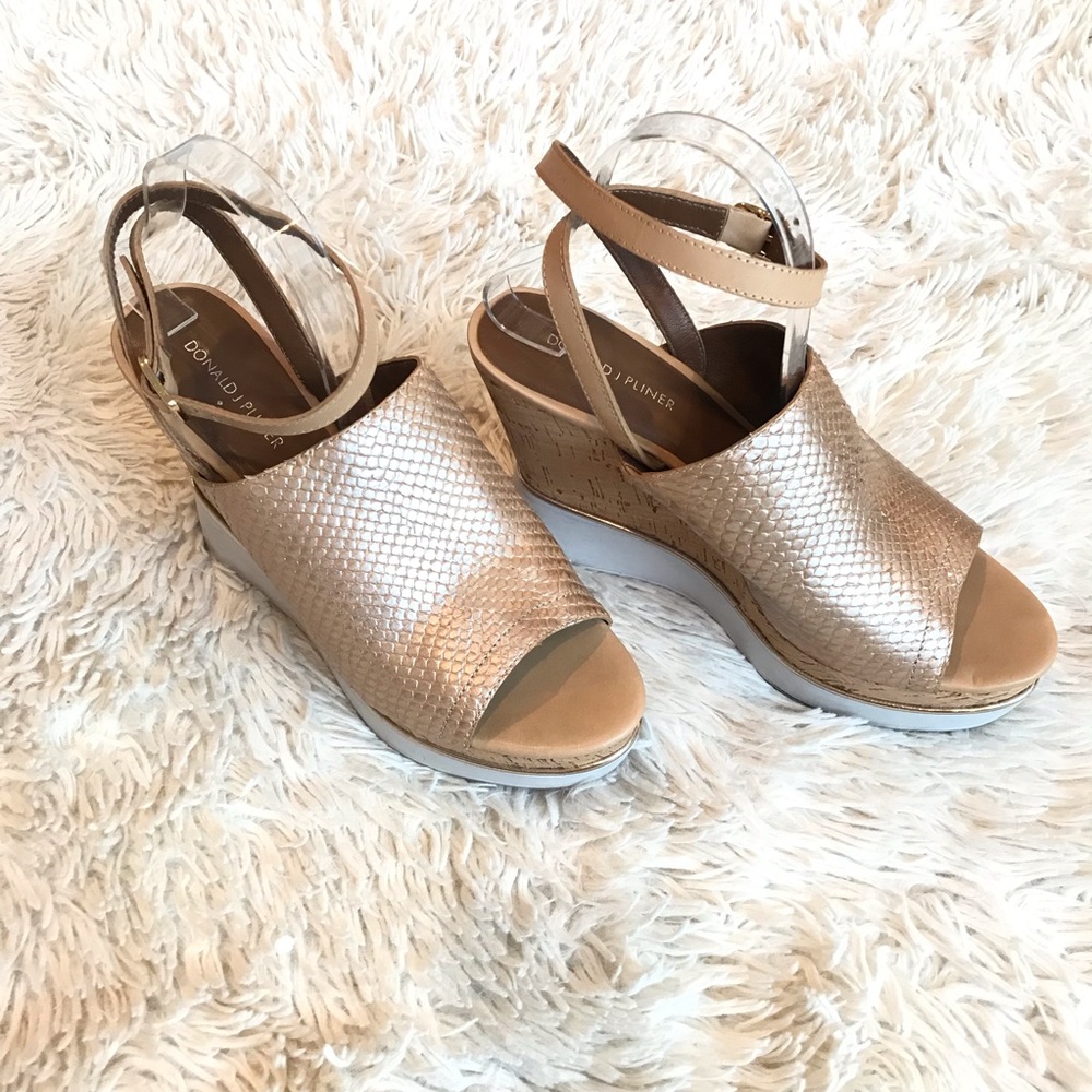 Donald J Pliner Gold and White Wedges - Picture 1 of 6